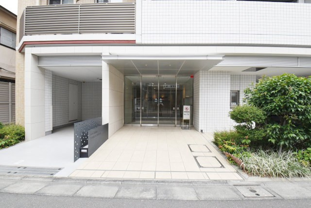 【エントランス】 | リビオレゾン墨田押上 | お客様を、そして住人を出迎えてくれるマンションのエントランス。ゴミが落ちていないことからも、管理状態の良さや住民の節度の高さが見て取れます。～即日のご見学可能～　お問合せはお気軽にどうぞ。