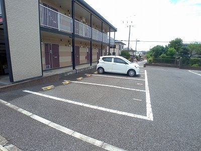 レオパレスヴァンベールの駐車場