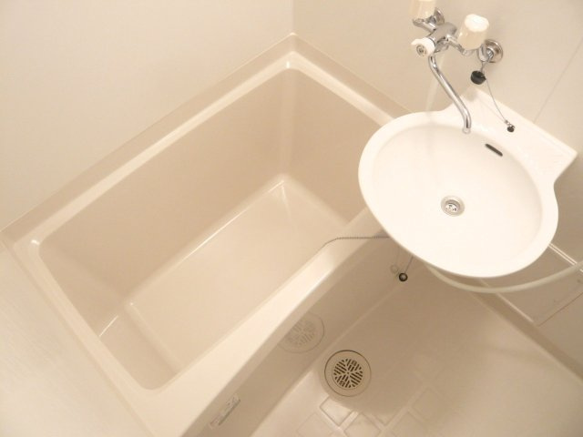レオパレスヴァンベールの浴室|バス・トイレ別々です。