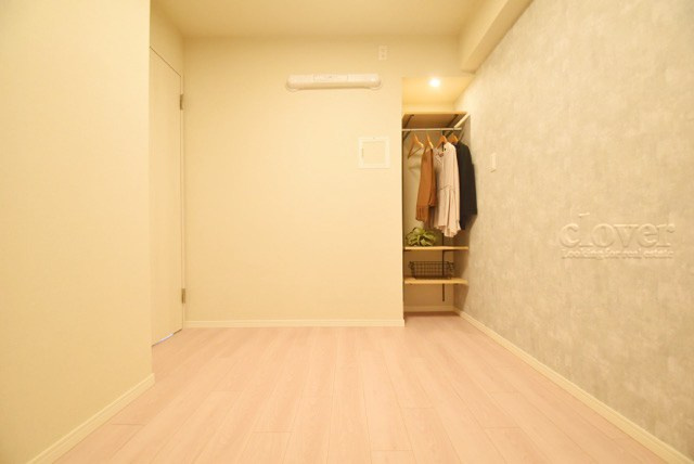 【洋室】 | シーアイマンション池袋西 | 洋室1　ベッドルームとして使うか、あるいは収納として使うか、洋室を見るときは具体的な用法や家具配置などをぜひご想像ください。～即日のご見学可能～　お問合せはお気軽にどうぞ。
