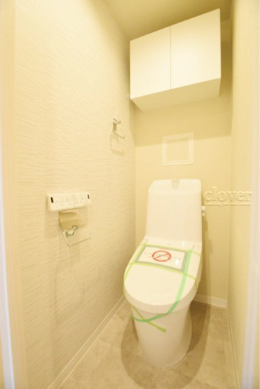 【トイレ】 | シーアイマンション池袋西 | 上部に収納を備えたトイレです。自宅の中でも最もプライベートな空間だからこそ、ほしい「落ち着き」がここにあります。～即日のご見学可能～　お問合せはお気軽にどうぞ。
