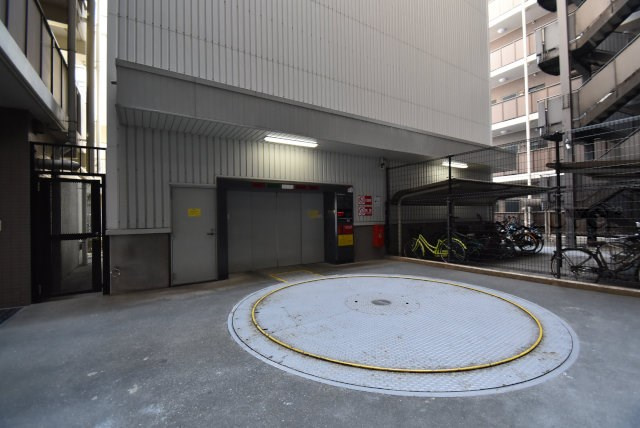【駐車場】 | シーアイマンション池袋西 | マンションの駐車場スペース。空きの有無や駐車料金、サイズ規定などについては、改めてお問い合わせください。～即日のご見学可能～　お問合せはお気軽にどうぞ。