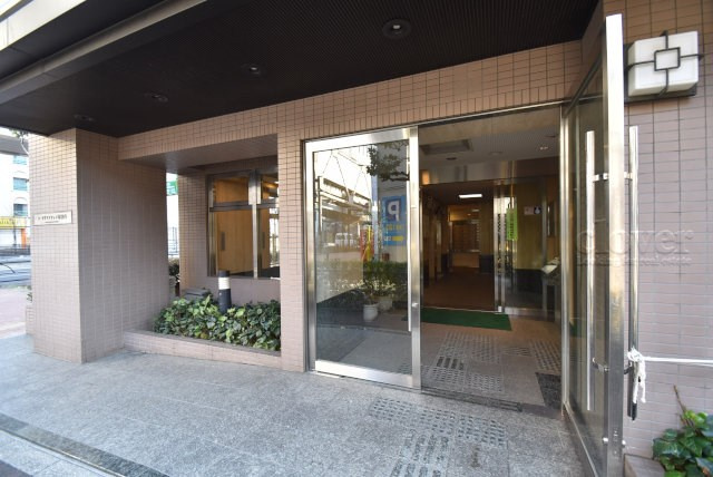 【エントランス】 | シーアイマンション池袋西 | お客様を、そして住人を出迎えてくれるマンションのエントランス。ゴミが落ちていないことからも、管理状態の良さや住民の節度の高さが見て取れます。～即日のご見学可能～　お問合せはお気軽にどうぞ。
