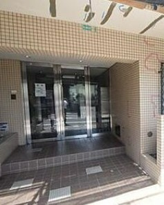 エステート岡野のエントランス