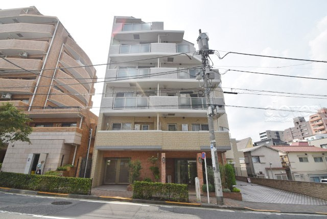 【現況写真】 | リ・プレゼ恵比寿 | 外観と前面道路の様子。～即日のご見学可能～　お問合せはお気軽にどうぞ。
