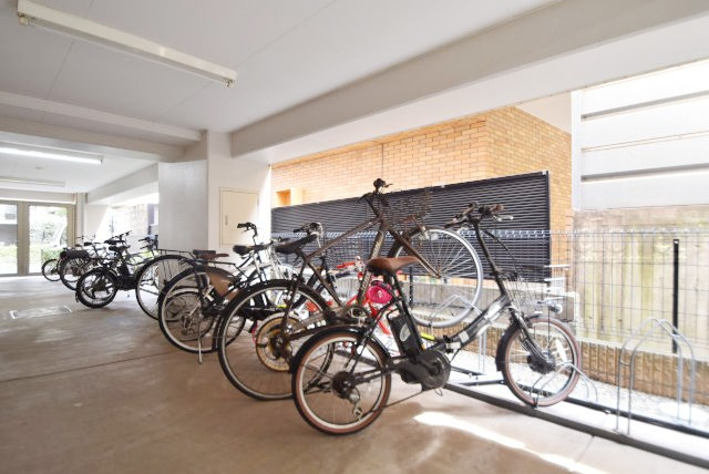 【駐輪場】 | リ・プレゼ恵比寿 | 自転車置き場。マンションの共用部にあたります。空きの有無や駐輪料金、各戸の台数制限などについては、改めてお問い合わせください。～即日のご見学可能～　お問合せはお気軽にどうぞ。
