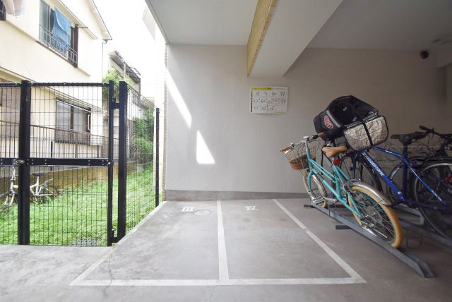 【駐車場】 | リ・プレゼ恵比寿 | バイク置き場。空き区画の有無や駐輪料金、サイズおよび排気量規定などについては、改めてお問い合わせください。～即日のご見学可能～　お問合せはお気軽にどうぞ。
