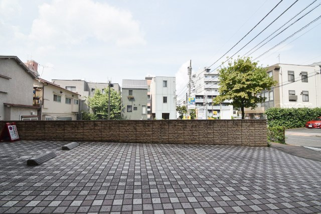 【駐車場】 | リ・プレゼ恵比寿 | マンションの駐車場スペース。空きの有無や駐車料金、サイズ規定などについては、改めてお問い合わせください。～即日のご見学可能～　お問合せはお気軽にどうぞ。
