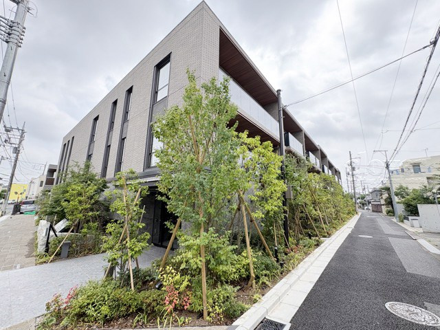 【外観】 | サンウッド世田谷明大前 | よく「いい面構えの建物です」「雰囲気ありますねえ」という言葉を使いますが、当マンションもまさにそのような姿で佇んでいます。～即日のご見学可能～　お問合せはお気軽にどうぞ。
