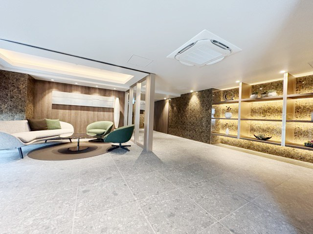 【現況写真】 | サンウッド世田谷明大前 | マンションの入り口に掲げられた、建物名称の表示部分。不動産業界ではこれを「館銘板」と呼びます。～即日のご見学可能～　お問合せはお気軽にどうぞ。
