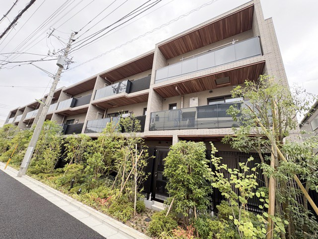 【外観】 | サンウッド世田谷明大前 | 青空によく映える建物です。手入れの行き届いた外壁やマンション正面エントランスなど、綺麗な姿をぜひ一度、現地にてご覧ください。～即日のご見学可能～　お問合せはお気軽にどうぞ。
