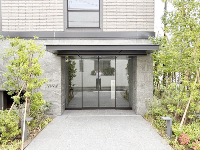 【エントランス】 | サンウッド世田谷明大前 | マンションの正面エントランス。出入りする人間を癒してくれるマンション入り口であり、その建物の「顔」でもあります。～即日のご見学可能～　お問合せはお気軽にどうぞ。
