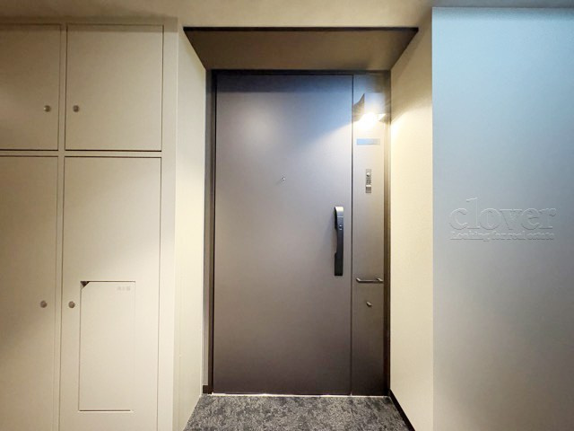 【その他共用部分】 | サンウッド世田谷明大前 | 皆様をお迎えする、お部屋の玄関ドア。開けやすさや開放角度、ドアノブの操作しやすさや鍵の形状などを、現地で一度ご確認ください。～即日のご見学可能～　お問合せはお気軽にどうぞ。
