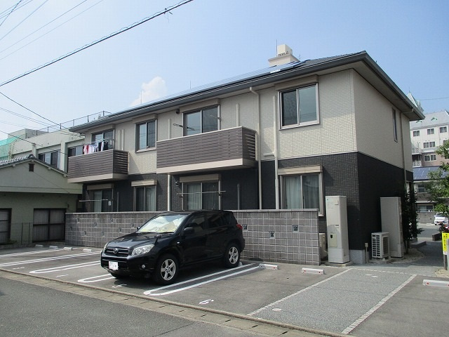 HEARTYS ENT  A棟の駐車場|車をお持ちの方に嬉しい駐車場付きの物件です