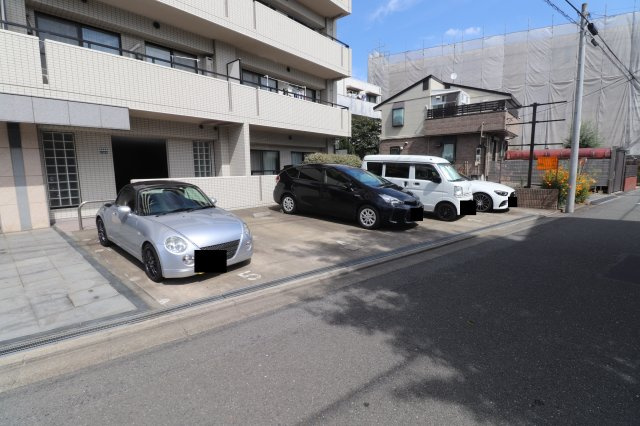 ブランネージュ多摩川の駐車場
