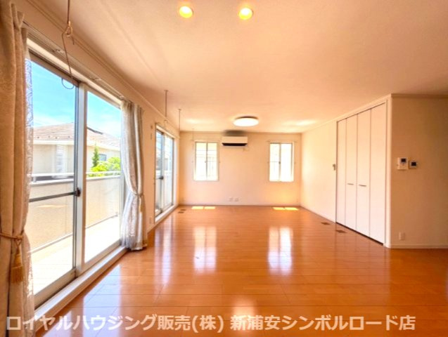 東向き、バルコにーにつながるリビング。テーマパークの花火を望めます。