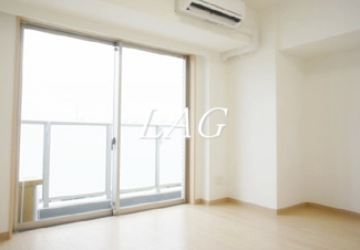 【居間・リビング】 | ＲＡＦＦＩＮＥ　ＴＥＲＲＡＣＥ | 洋室のお部屋です。