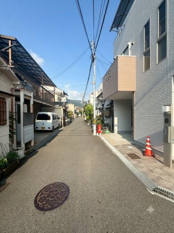 末広町　中古戸建　2398の前面道路含む現地写真