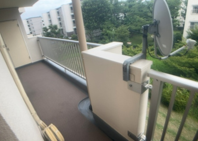【バルコニー】 | 相模台団地２－１号棟 | バルコニーは、室外の専用スペースのうち、「屋根がなく開放された空間」であるものを指します。ベランダより広いタイプのものが多く、日当たりもよいため家庭菜園などを楽しみたい人にとって適した環境となります。