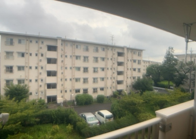 【展望】 | 相模台団地２－１号棟 | 眺望の良さを楽しめるダイニングキッチンで家族団らんの時間を過ごしてはいかがでしょうか。バルコニーから見える景色を家族で眺める時間は、時間が経つのを忘れてしまいそうですね。是非、現地を見に行きましょう！