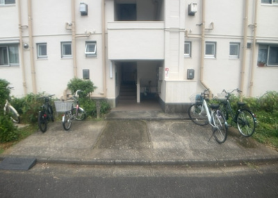 【エントランス】 | 相模台団地２－１号棟 | マンションのエントランスには、もともと風よけや防犯の役割がありますが、マンションによって宅配ボックスなどの設備が備わっている所もあります。日々の生活をイメージしながら生活しやすさをチェックしましょう。