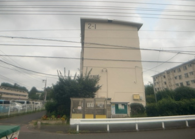 【現況写真】 | 相模台団地２－１号棟 | 外観はマンション管理がされているかの目安になります。築年数が古いと、壁面は劣化してひび割れが生じることも！建物が古びていても細かいところが修繕されていると、きちんと管理されているなぁと感じるでしょう。