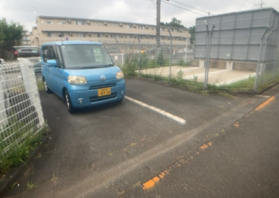 【駐車場】 | 相模台団地２－１号棟 | 車一台あたりに必要なスペースは、標準サイズの普通自動車で横幅2m50cm、長さ5mは必要になります。ただし、乗降のことも考慮して横幅3m30cm、長さ5m50cmほどは確保できるところを選びましょう。