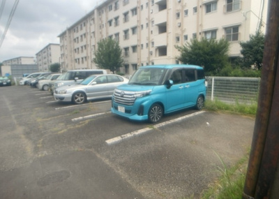 【駐車場】 | 相模台団地２－１号棟 | 駐車場と明記されていても、最小スペースでつくられた駐車場だと大型車は駐車できなかったり、出入りしにくくなったりする可能性があります。お車のサイズと購入したい物件の駐車場のサイズを現地で確認しましょう。