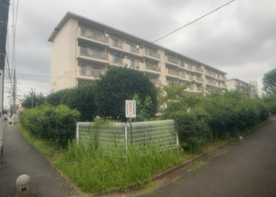 【中庭】 | 相模台団地２－１号棟 | 中庭（パティオ）とは、一つの建築物の内部に設けられた、壁などで囲われている庭のことを指します。コの字型、ロの字型が主流ですが、L字型の中庭もあります。最近では、インテリア性の高さからも人気があります。