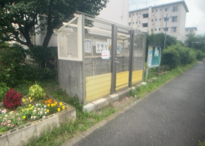 【設備】 | 相模台団地２－１号棟 | 共有部分は、住民なら誰もが使える設備のこと。例えば駐車場やエレベーター、インターネット設備、セキュリティ設備などがあります。他にも、マンションの廊下・外部階段やエントランス・ゴミ置き場などがあります。