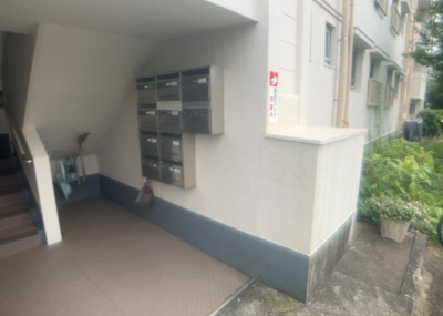 【設備】 | 相模台団地２－１号棟 | エントランス付近に設置されている集合ポストは、住んでいる部屋と離れているため、ポストをあさるなど誰かに何かされていても被害に気づきにくいです。入居する時には他人に特定されにくい番号で鍵をかけましょう！