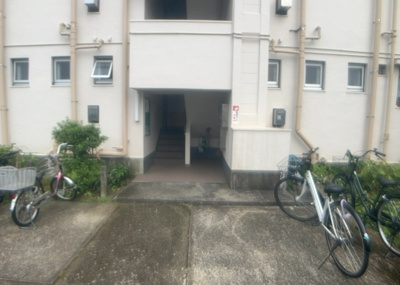 【受付】 | 相模台団地２－１号棟 | 受付はマンションコンシェルジュがいる場合もあれば、管理人が滞在する小部屋を総称して呼ぶことがあります。主にエントランスに設置されていることから、防犯面でも期待ができます。防犯設備がない場合はより安心！