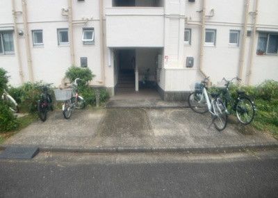 【ロビー】 | 相模台団地２－１号棟 | ラウンジは、マンションの共用スペースに椅子やテーブルなどを配置した利用者が寛げる空間です。屋内型ラウンジと屋外型ラウンジがあります。共用部分の管理状況と合わせて、詳細については現地でご確認ください。