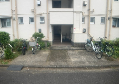 【ロビー】 | 相模台団地２－１号棟 | ロビーというと、エントランスと何がちがうの？と思いますよね。実はロビーとエントランスには明確な決まりはありません。物件によっては、エントランスを入って広がるある程度の広さのある空間がロビーとなります。