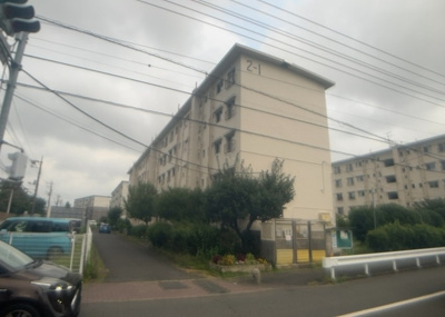 【構造・工法・仕様】 | 相模台団地２－１号棟 | ＲＣ造、Reinforced Concreteは直訳すると補強されたコンクリートです。主に柱や梁・床・壁が鉄筋とコンクリートで構成おり、鉄筋を組んだ型枠にコンクリートを流し込んで固めたものを指します。