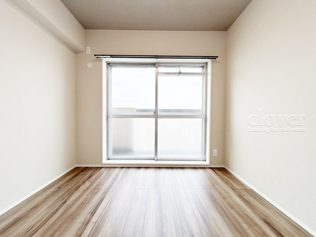 【子供部屋】 | あずさわグランドハウス | 窓の向こうの景色が気持ちよい洋室。実際の面積よりも広く感じられるのは、窓の向こうの景色の開放感によるものです。～即日のご見学可能～　お問合せはお気軽にどうぞ。
