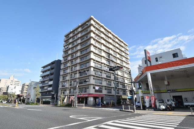 【現況写真】 | あずさわグランドハウス | 前面道路と外観の様子です。～即日のご見学可能～　お問合せはお気軽にどうぞ。