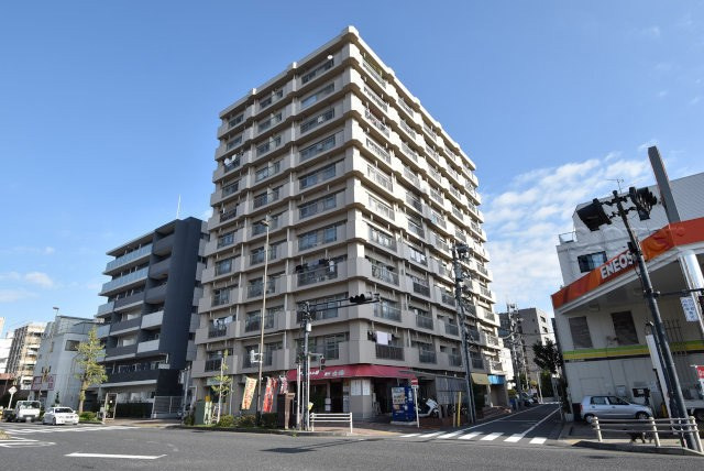 【外観】 | あずさわグランドハウス | 青空によく映える建物です。手入れの行き届いた外壁やマンション正面エントランスなど、綺麗な姿をぜひ一度、現地にてご覧ください。～即日のご見学可能～　お問合せはお気軽にどうぞ。