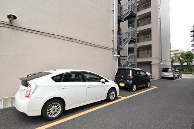 【駐車場】 | あずさわグランドハウス | マンションの駐車場スペース。空きの有無や駐車料金、サイズ規定などについては、改めてお問い合わせください。～即日のご見学可能～　お問合せはお気軽にどうぞ。