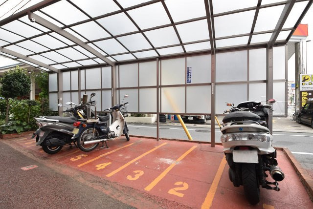 【駐車場】 | あずさわグランドハウス | バイク置き場。空き区画の有無や駐輪料金、サイズおよび排気量規定などについては、改めてお問い合わせください。～即日のご見学可能～　お問合せはお気軽にどうぞ。