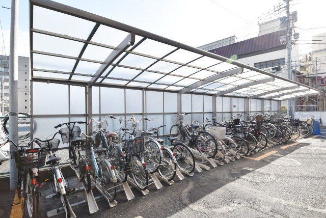 【駐輪場】 | あずさわグランドハウス | 自転車置き場。マンションの共用部にあたります。空きの有無や駐輪料金、各戸の台数制限などについては、改めてお問い合わせください。～即日のご見学可能～　お問合せはお気軽にどうぞ。