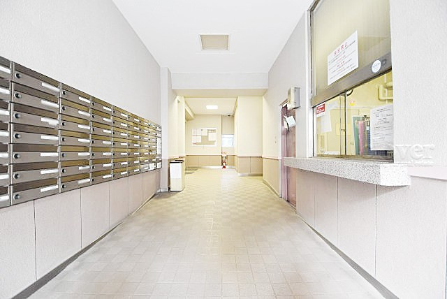 【ロビー】 | あずさわグランドハウス | 集合ポストなどを備えたエントランスホール。ここもマンションの顔となる部分であり、しっかりと清掃の行き届いたさまに安心感をおぼえます。～即日のご見学可能～　お問合せはお気軽にどうぞ。