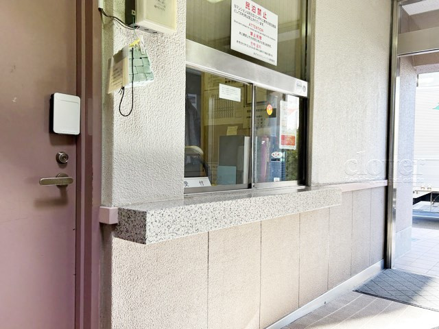 【受付】 | あずさわグランドハウス | 管理人さんが勤務する管理室です。マンションに出入りする人たちを見守り、注意を払ってくれています。～即日のご見学可能～　お問合せはお気軽にどうぞ。