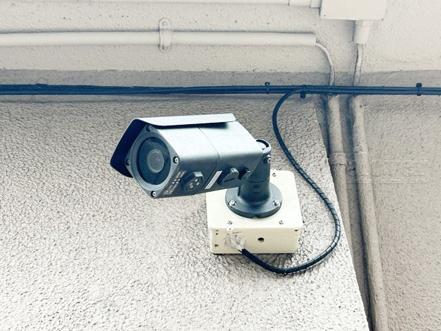 【防犯設備】 | あずさわグランドハウス | 建物や敷地の隅々に目を光らせる防犯カメラが設置されています。現地を見学される際には、カメラの存在やその台数にも意識を払ってみてください。～即日のご見学可能～　お問合せはお気軽にどうぞ。