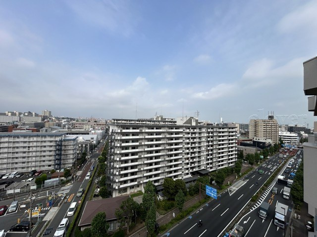 【展望】 | あずさわグランドハウス | 眼前に広がる空の雄大さと、このお部屋の自慢の一つである「眺望」をご覧ください。毎日、この景色を独り占めできる新生活に夢が広がります。～即日のご見学可能～　お問合せはお気軽にどうぞ。
