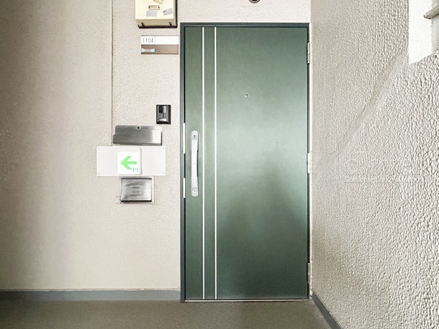 【その他共用部分】 | あずさわグランドハウス | 皆様をお迎えする、お部屋の玄関ドア。開けやすさや開放角度、ドアノブの操作しやすさや鍵の形状などを、現地で一度ご確認ください。～即日のご見学可能～　お問合せはお気軽にどうぞ。
