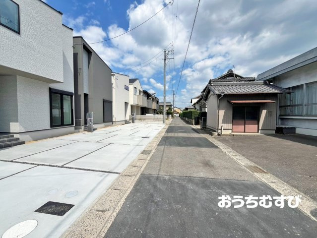 小牧市郷中2期(全7棟)の前面道路含む現地写真