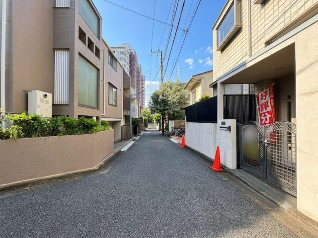 目黒区平町２丁目の売地の前面道路含む現地写真