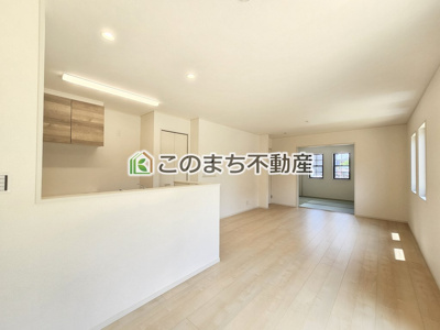 【居間・リビング】 | いろどりアイタウン古河市三杉町1丁目　 | 同社施工物件写真。※建具やフローリング、その他仕様が異なる場合がございます。