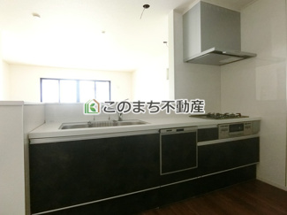 【キッチン】 | いろどりアイタウン古河市三杉町1丁目　 | 同社施工物件写真。※建具やフローリング、その他仕様が異なる場合がございます。